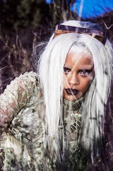 组图：蕾哈娜化身白发魔女 横卧荒野秀性感