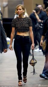 组图：詹妮弗-劳伦斯短发露蛮腰看绯闻男友唱歌