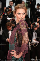 组图：超模凯莉-克劳斯透视印花纱裙美艳现身