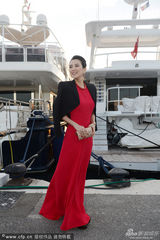 组图：章子怡宴请中法好友聚餐 红裙美艳大气
