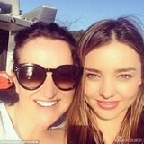 组图：米兰达一家享受秋色 小弗林调皮可爱