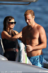 组图：米兰达密会高帅富 搂腰拍照疑新恋情曝光