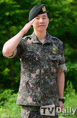 组图：韩星金武烈退伍 曾休长病假惹争议