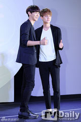 组图：EXO黑白酷装亮相 灿烈搞怪表情多