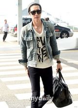 暖男不怕热！朴海镇夏日穿厚衣戴毛线帽