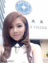 组图：邓紫棋重返母校 学生时代麻花辫造型曝光