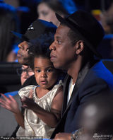 组图：Jay-Z抱女现身MTV 捧场碧昂斯破婚变传闻