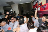 组图：柯震东北检报到全程低头 遭围堵寸步难行