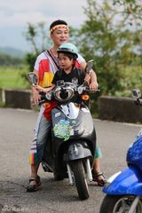 组图：爸爸2体验台湾风情 老爸萌娃变机车少年