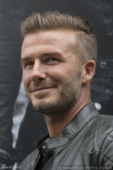 组图：贝克汉姆时装周演绎皮衣诱惑 群模簇拥