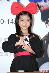 组图：乔乔cospaly化身小魔女 萌样超卡哇伊