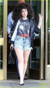 组图：GaGa爆炸头嬉皮风 自信挥手不惧大象腿