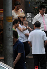 组图：马雅舒再孕备受呵护  混血女儿呆萌可爱