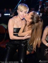 组图：爱莉安娜获最佳流行奖 亲麦莉秀恩爱