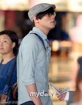 组图：东方神起孔侑等现身 胡茬微露不拘小节