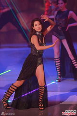 组图：港姐佳丽变身黑裙女战士 秀修长美腿