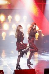 独家：少女时代TTS热辣献唱 下叉劈腿秀舞功