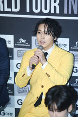 独家：SJ变彩虹团 希澈特立独行偏爱剪刀手