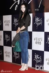 组图：玄彬走红毯人气旺 争相握手显亲和