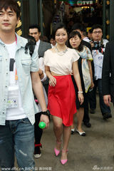 组图：林心如后台补妆露囧态 众人护驾气势足