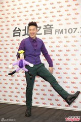 组图：潘玮柏发片撞世界杯 变魔术玩求婚