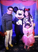 组图：王诗龄玩转迪士尼 变身睡美人获赞小公主