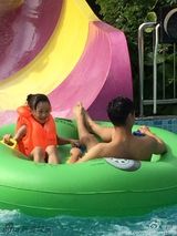 组图：田亮陪森碟玩激流：哇哇大叫到哈哈大笑