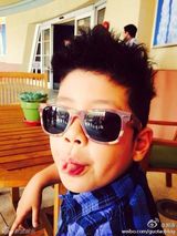 组图：石头戴墨镜酷帅有型 郭涛抱怨儿子调皮