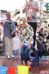 组图：小燕姐挑战冰桶 否认与F姓药头熟识