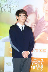 独家：宋慧乔素净 姜东元戴眼镜似哈利波特