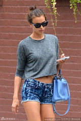 组图:C罗女友伊莲娜热裤出街 夹脚脱清凉秀美腿