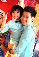 组图：Kimi五岁生日派对变昆虫课 勇敢手拿大蛇