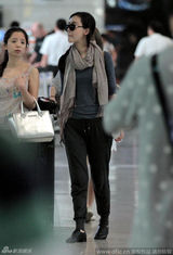 组图：田朴珺扎清秀麻花辫 一身潮装独来独往