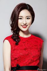 组图：张馨心红裙写真娇美甜笑 青春时尚抢眼