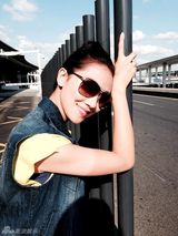 组图：菅韧姿戛纳街拍 清新演绎雨中浪漫