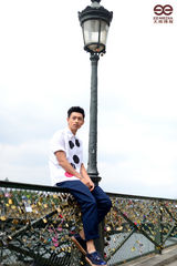 组图：魏晨巴黎行大片出炉 锁心桥惬意漫步