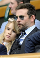 组图：裘德-洛帅气观战温网 布拉德利与女友调情