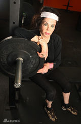 组图：史泰龙92岁母亲健身 筋肉紧实玩吊环举重