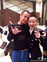 组图：奶茶千金蒋瑶嘉身家30亿 板寸短发个性足