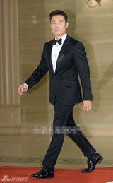 组图：李秉宪帅气依旧 粉丝称赞雕刻美男