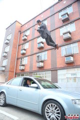 组图：卢海鹏舒服拍坠楼戏 古天乐细心“呵护”