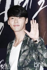 组图：玄彬走红毯人气旺 争相握手显亲和