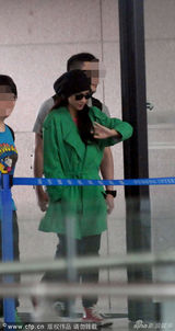 组图：张柏芝裹厚衣现身机场 身体不适频擦鼻涕