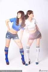 组图：足球宝贝底裤走光上演抢镜争夺战