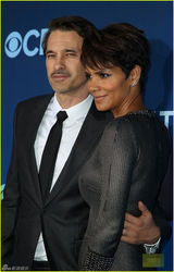 组图：哈利-贝瑞紧身裙露半球 与老公秀恩爱