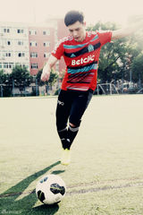 组图：冯铭潮球场帅性大片 桑巴之夏激情四射