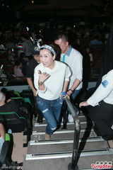 组图：张智霖开唱裸身美女环伺 袁咏仪领衔助威