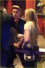 组图：超杀女邀小贝长子再约会 一同看演唱会