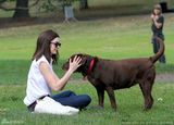 组图：安妮-海瑟薇席地而坐 与狗狗玩耍超有爱