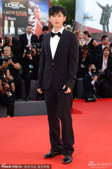 组图：《水印街》女星何文超深V裙牵吕聿来亮相